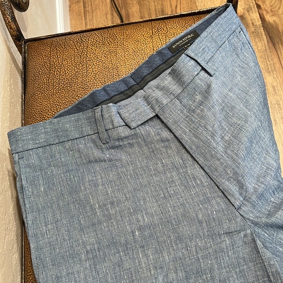 Like New Banana Republic Fabulous Blue/Gray Linen+ blended fabrics with Spandex - Picture 2 of 8